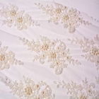 Het Kantstof van het borduurwerk paste de Bruids Witte Huwelijk Geparelde 20%-Polyester aan